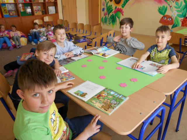 Čítame v školskej čitárni Ku dňu DOD ţiačky Aneta Šoltésová, Martina Husárová a Laura Fabianová z IX. D triedy vymaľovali stenu v školskej čitárni, čo sa im naozaj podarilo.
