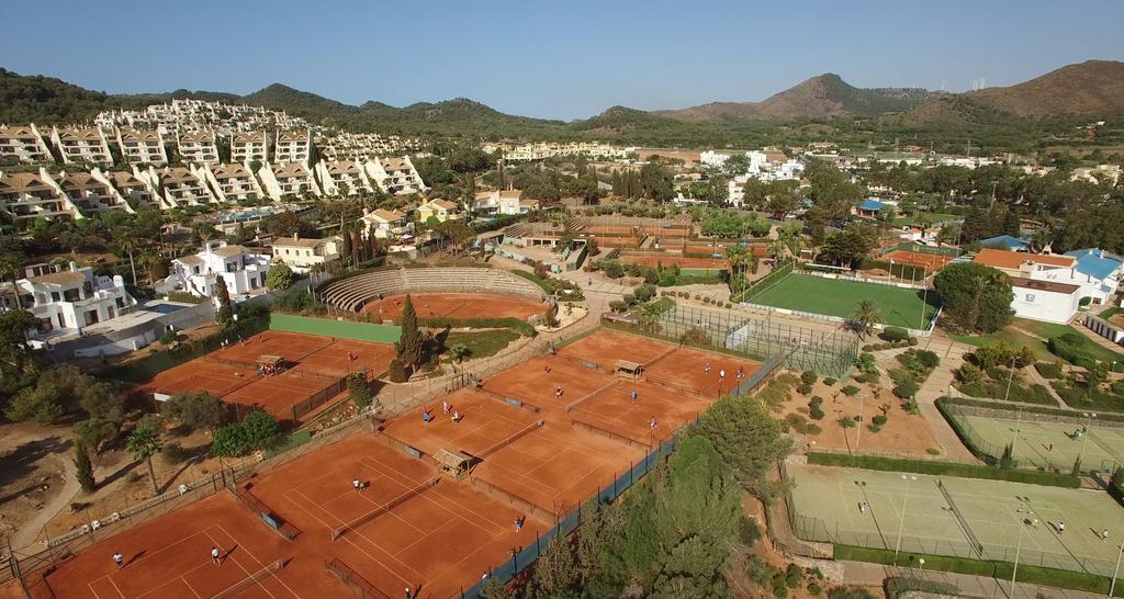 LA MANGA CLUB Your international training base 28-court Tennis Centre: 20 clay courts 4 hard courts 4 artificial grass courts 2 padel