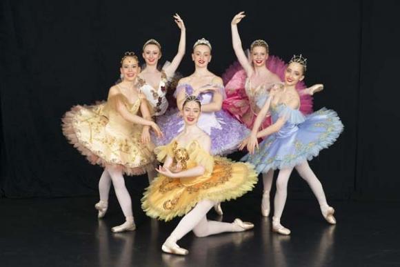 Timothy Brown Awakens The Sleeping Beauty By Nicholas Ivanovic, 7 th January 2015 BTQ senior company members Ballet Theatre Queensland are staging their most lavish and inspired production of 'The
