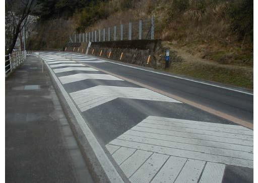 3.1 Chevron Pavement Markings A.Kozaki conducted a study to evaluate the effect of chevron pavement markings in 1991 in Japan.
