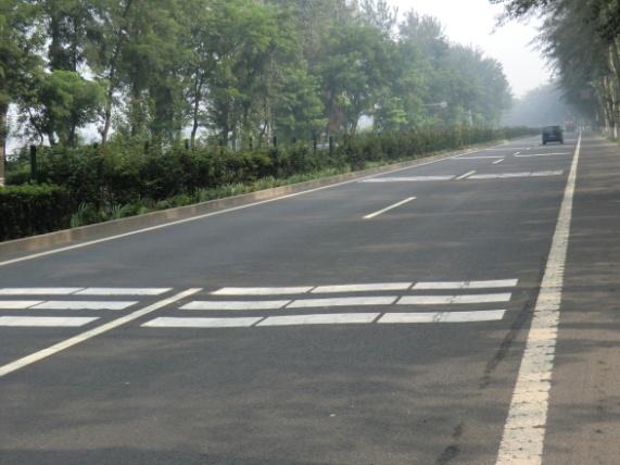 4%, and the dispersion of speed was also reduced. Figure 3 application example at one slope and curve section on expressway Figure 4 application example at national route 103 in Beijing 3.