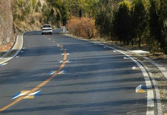 Figure 9 illusive speed markings application at some sections of national route 103 in Beijing 4 CONCLUSION Perceptual markings, as new types of or new application pattern markings were first studied