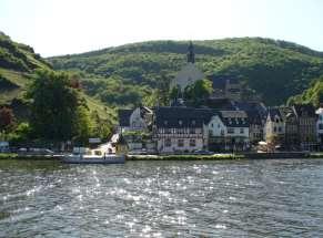 Along the meandering Moselle River, you will bike to Zell - famous for its vineyard Zeller Schwarze Katz.