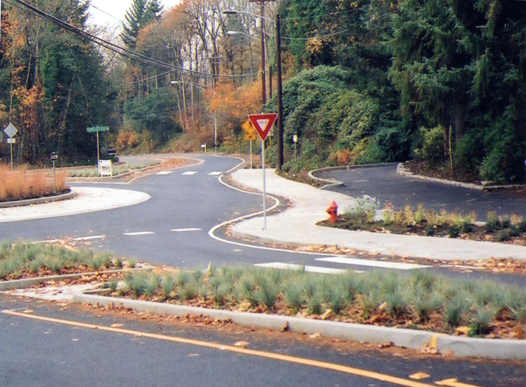 Chapter 8 System Considerations Kansas Roundabout Guide Page 144 October 2003 Exhibit 8-2 Example of Shared Residential Driveway into Circulatory Roadway (Portland, Oregon) For a driveway to be