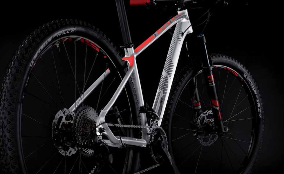 2 MTB 116 XC EXPERT 29" XC SENSATIONS The new Expert shares its design and lines with the Ultimate and the Ultimate RC. Advanced steering angle, short stays and a longer upper tube.