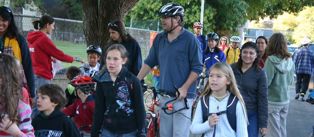 Introduction Walk and Roll to School Days encourage physical fitness through a healthy and active lifestyle and have the following goals: To share the joys of walking and biking To reduce traffic