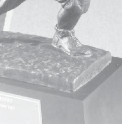 Following is a list of the annual Heisman Trophy winners, along with players who placed in the voting: YEAR...WINNER/SCHOOL/POSITION 1935... Jay Berwanger, Chicago, HB 1936... Larry Kelly,Yale, E 1937.