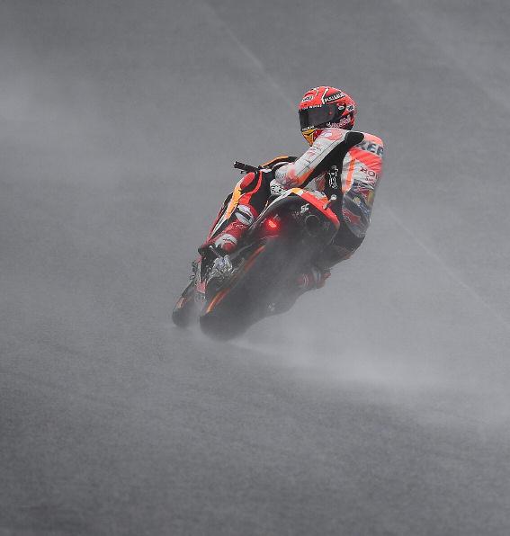 OVERVIEW Dovi on the march but Márquez holds firm With two victories to the one tallied by Honda s Marc Márquez, Andrea Dovizioso was unquestionably the star of the MotoGP show in October, but the
