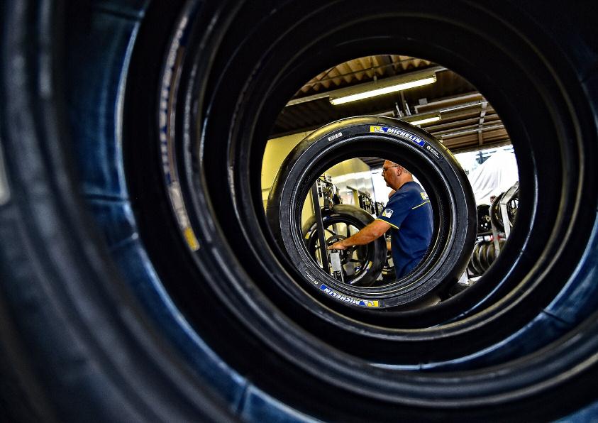 TYRES Managing one s tyre allocation Avec 12 arrières et 10 avants par week-end et par pilote, chaque équipe MotoGP doit gérer son allocation pneumatique comme elle