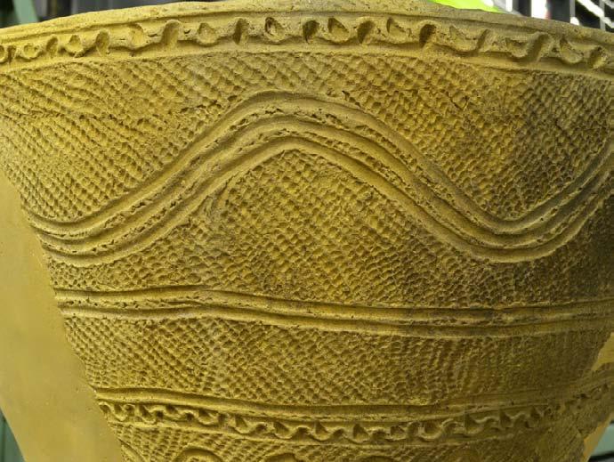 Japanese poery decoraed wih hand-engraved rope paerns. There are a grea variey of rope paerns, and many archaeologiss are doing research on he relaionship beween rope syles and paerns.