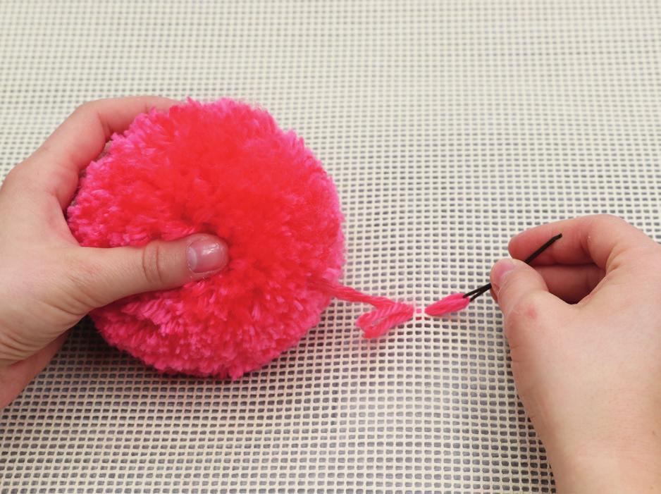 14 Planning the pom-pom arrangement Now you should think about how you want to arrange the pom-poms on your rug.