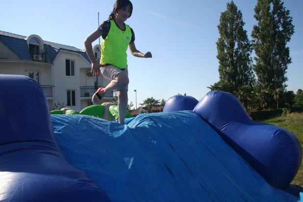 THE GAMES: Round I Giant Inflatable obstacles 1 Males and females will take part in games one after another.