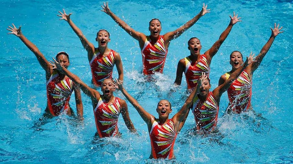 SYNCHRONISED SWIMMING ARTISTIC SWIMMING (SINCE 2017) Hybrid of Swimming, Dance, and Gymnastics Requires