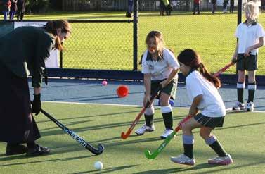 JUNIOR HOCKEY - YEARS 4, 5 AND 6 Y4, 5 and 6 (Mini Sticks and Kiwi Sticks) play a modified version of the game utilising either a quarter or half pitch, depending on age and ability.