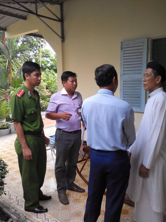 From left: police of Ward 4, Mr. Nguyen Phan Hai Trung; Mr. Nguyen Tan Tien, People s Committee Secretariat Office of Ward 4, Vinh Long City; Mr.