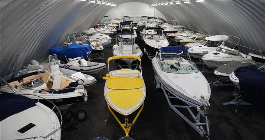 In dry marinas tourists can be accommodated and a vessel can be prepared for navigation.