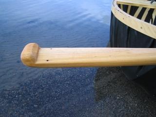 I sawed the edges of the shaft and handle, then hewed the shape of the blade and handle to roughly correct shape, and finished the paddle with a