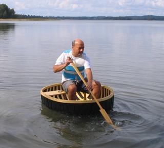A coracle is paddled from the front with a "figure of eight" stroke. You may get a better view of this by downloading a coracle paddling (2.7 Mb) video clip here.