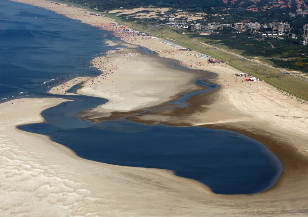 The development of the Sand Motor in brief 1. Length along the beach: extended from 2.37 km to approximately 5,5 km in 2016. 2. Farthest distance into the sea: In the beginning, the Sand Motor extended one kilometre into the sea.