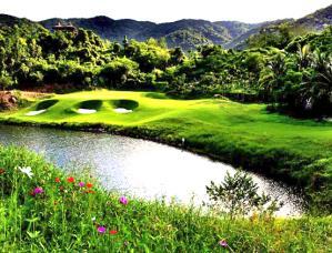 Located in Sanya, the southern part of Hainan island, Yalong Bay is as scenic as it is challenging with a myriad of bunkers and a river that winds through the course ready to catch errant shots.
