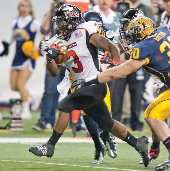 NIU HUSKIES 2014 THE PLAYERS 3 AKEEM DANIELS Tailback 5-7 189 Sr.-R 3L Kissimmee, Fla. Osceola HS 2013 Redshirted due to injury. Tallied 447 yards on 68 carries and 259 yards on 20 receptions.