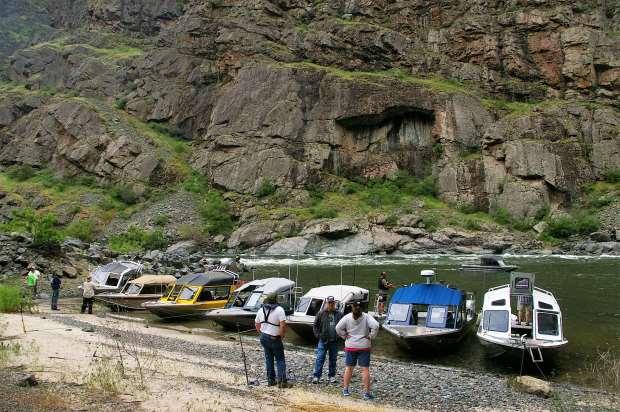 RAPIDS JUNE 2016 WESTERN WHITEWATER ASSOCIATION Special points of interest: Skills Day a success Idaho boat owners must get their hull identification number (HIN) inspected Skills Day Well Attended