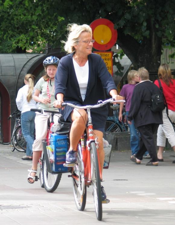 Benefits: Health Cycling in mid-adulthood gives you a level of fitness equivalent to being 10 years younger and a life expectancy 2 years above the average km cycled per person per year 1000 800 600