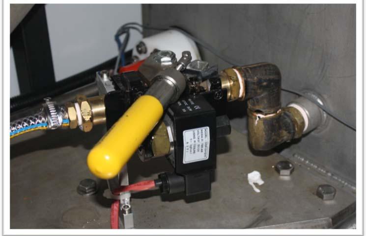 Figure 5 - Customised Deadman Ball Valve 4.4 Piston and Actuator Specific pressure changes in the barochamber were achieved by a piston that was either pushed into or pulled from the barochamber.