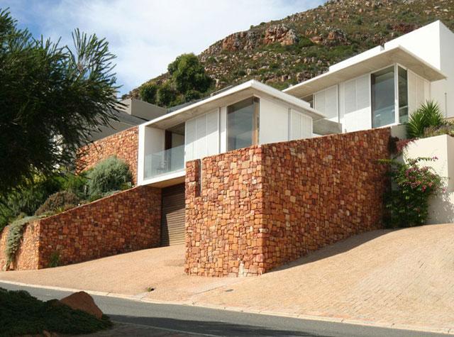 SOUTH AFRICAN ARCHITECTURE (in relation to the climate) Houses need to be built for the specific climates in which they are found to ensure the most comfortable experience inside them.