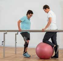 hands for only minimal support. Then place an exercise ball in front of the user. The leg without the orthosis is in front in the step position.
