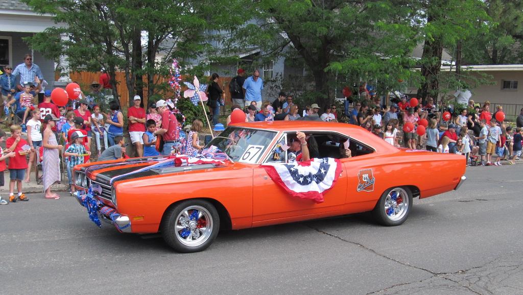 ROUTE 66 COURIER PAGE 7 OUR CAR CLUB A BIG HIT IN THE 4TH OF JULY FLAGSTAFF PARADE!