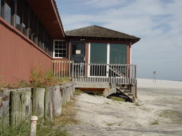 Figure 202. This picture shows the relationship between the timeshare development and the beach.