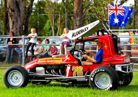 members arrived on Thursday to set up the display for the weekend, which was made up of Bob Hebert s RM 250 Formula, Brian Jones Vic 33 Formula 500, four speedcars of