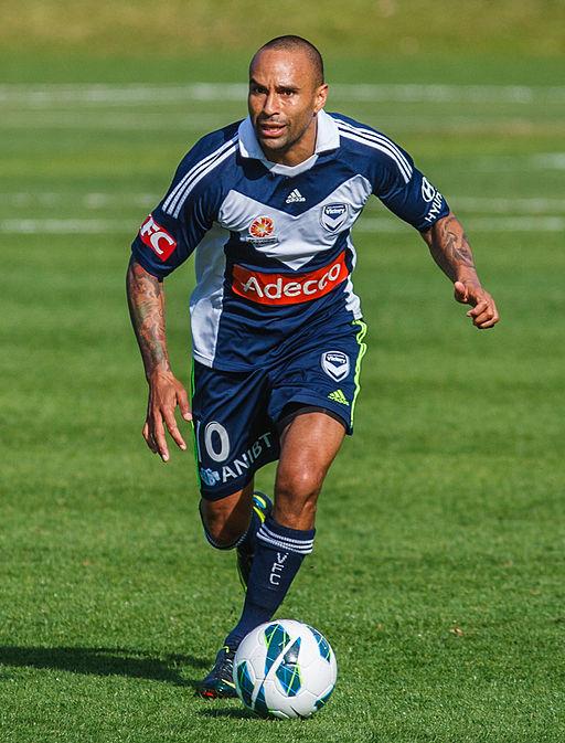 Archie Thompson playing in a pre-season game between the Central Coast Mariners and Melbourne Victory on 16/09/2012. By Camw (Own work) [CC BY-SA 3.0 (http://creativecommons.org/licenses/by-sa/3.